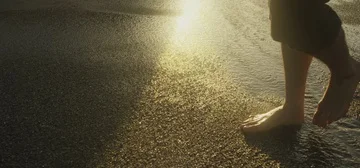 Slow Motion Feet Walking Through Wet Sand at Sunset 스톡 동영상 85817045
