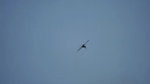 Slow motion fighter jet performing aerial acrobatics 库存影片 316498631
