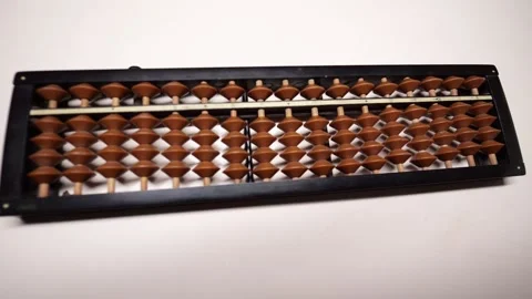 Slow-motion fingers calculating on an abacus. Vidéo 346618272