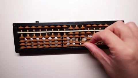Slow-motion fingers calculating on an abacus. Vidéo 346618277