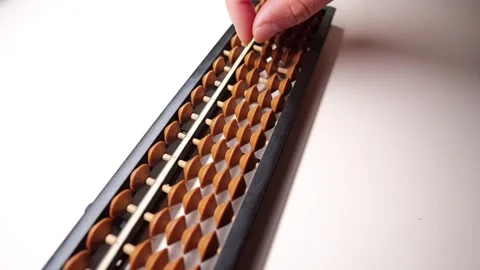 Slow-motion fingers calculating on an abacus. Vidéo 346618284