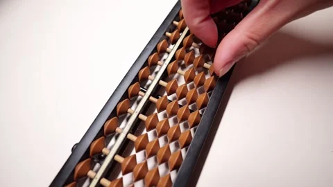 Slow-motion fingers calculating on an abacus. Vidéo 346618306