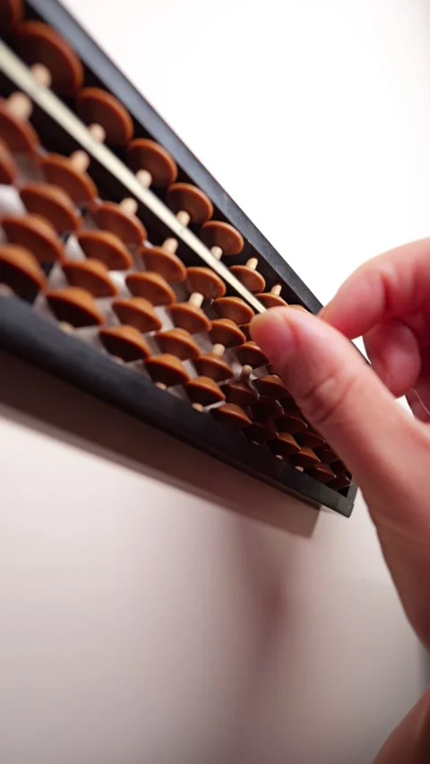 Slow-motion fingers calculating on an abacus. Vidéo 346618309