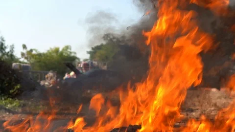 Slow motion fire flame burning garbage to black smoke floating to air pollution 库存影片 100182180