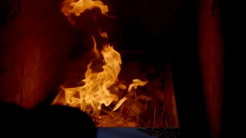 Slow motion fire flame burning death people in coffin cremation, bonfire flame  Vidéo 112352474