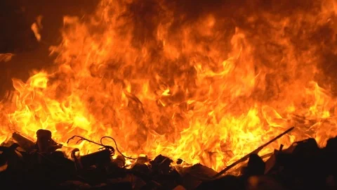 Slow motion fire flame, super slow hot power of bon fire on night background Vidéo 121010051