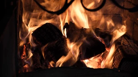 Slow motion of Fireplace burning. Warm cozy burning fire in a brick fireplace Vidéo 102238807