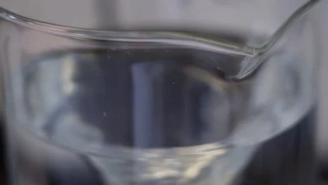 Slow Motion Fixed Angle of Swirling Liquid Vortex in Scientific Glass Beaker Vídeo Stock 94441954