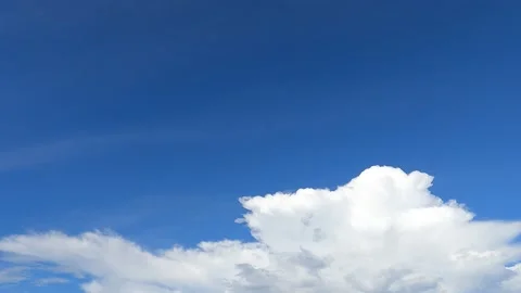 Slow Motion fluffy white cloud on sunny clear navy blue sky Video stock 168118538
