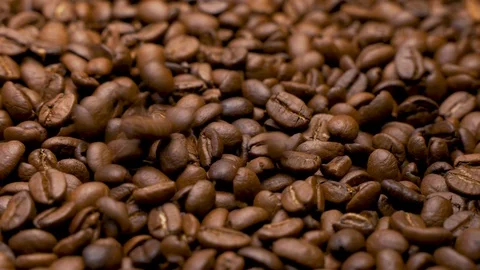 Slow motion of flying coffee beans. Vídeos de archivo 128316155
