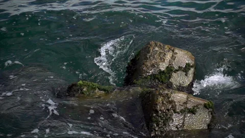 Slow motion foam wave washes the stones in the water on the coast Stock-Footage 112353803