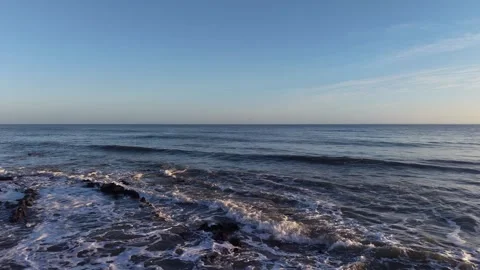 Slow Motion Foamy Ocean Surface Near Coastline in 4K 库存影片 332944206