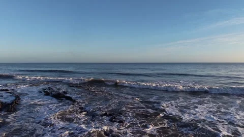 Slow Motion Foamy Ocean Surface Near Coastline in 4K 库存影片 332944218