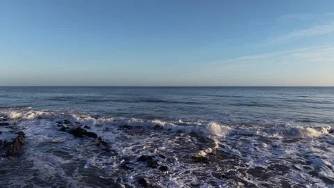 Slow Motion Foamy Ocean Surface Near Coastline in 4K Vidéo 332944240