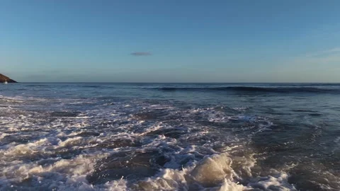 Slow Motion Foamy Ocean Surface Near Coastline in 4K 库存影片 332944266