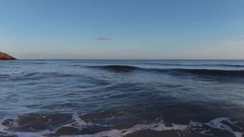 Slow Motion Foamy Ocean Surface Near Coastline in 4K Vidéo 332944273