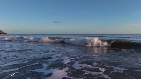 Slow Motion Foamy Ocean Surface Near Coastline in 4K Vidéo 332944291