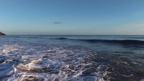 Slow Motion Foamy Ocean Surface Near Coastline in 4K 库存影片 332944308