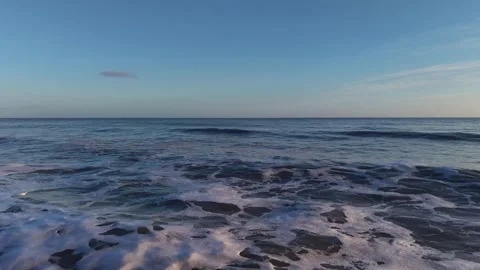 Slow Motion Foamy Ocean Surface Near Coastline in 4K Vidéo 332944325