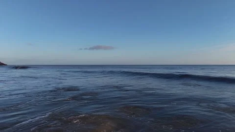 Slow Motion Foamy Ocean Surface Near Coastline in 4K Vidéo 332944475