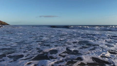 Slow Motion Foamy Ocean Surface Near Coastline in 4K Vídeo Stock 332944513