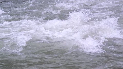 Slow motion foamy river with powerful white water rapids through rocky waterway Vidéo 339342028