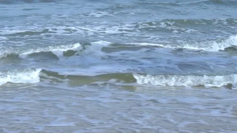 Slow motion of foamy waves rolling towards the sand beach, golden beach meeti Vídeos de archivo 222045149