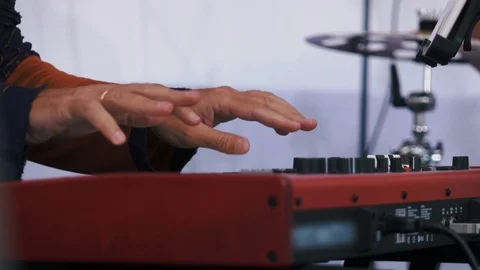 Slow motion fooage. Male hands playing electric piano at the music festival 库存影片 112429475