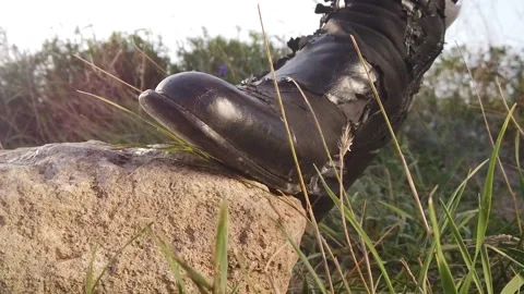 Slow motion. The foot steps on the cobblestone. The shell takes off - scrolls. 스톡 동영상 160827331