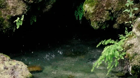 Slow motion footage. Drops drip into the water in a small cave Vídeos de archivo 90105096