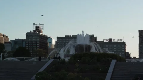 Slow motion footage of the iconic Buckingham Fountain in Chicago, Illinois. Stock Footage 336641029