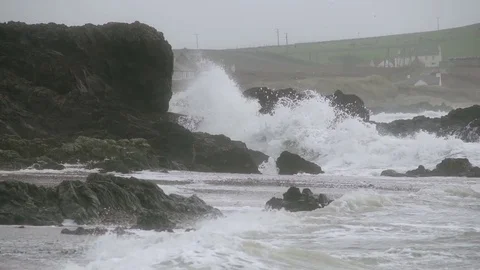 Slow motion footage of large storm waves crashing on rocky cliffs. Vídeo Stock 72483133