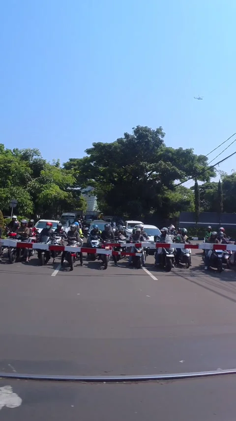 Slow motion footage of a queue of vehicles behind the train portal Stock Footage 318905249