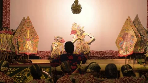 Slow motion footage of a shadow puppet performance originating from Javanese Видео 331754652