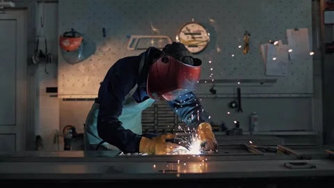 Slow motion footage of a welder's work in the production hall of a large factory Video stock 265507988