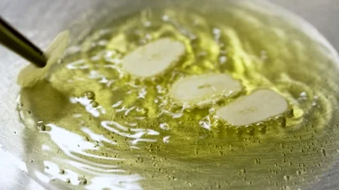 Slow-motion fried garlic 動画素材 341231528