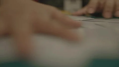 Slow motion front close-up cards shuffled on green felt 库存影片 334037105