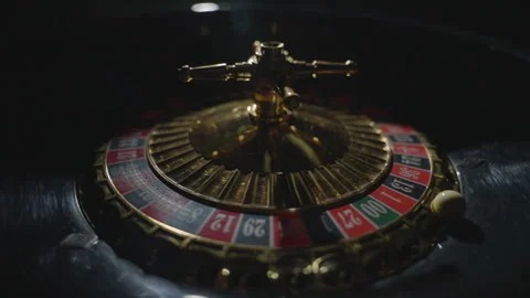 Slow motion front high angle ball on 13 in roulette Vídeos de archivo 335699864