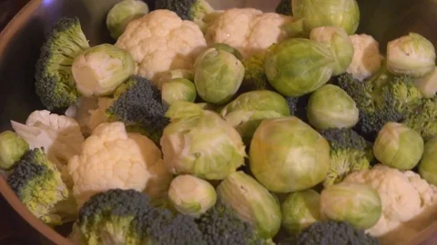 Slow motion. frying pan with cauliflower stands on the stove. chef turns over Vídeos de archivo 81907417