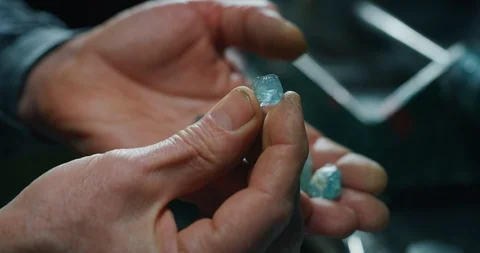 Slow motion of goldsmith sorting high quality stones.. Video stock 114950618
