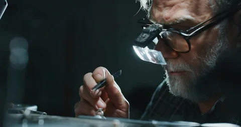 Slow motion of goldsmith sorting high quality stones.. Video stock 114951350