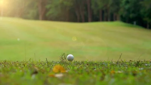 Slow motion golfer hitting golf ball tee off on Teeing Ground Vídeo Stock 82709545