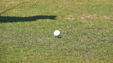 Slow motion golfer hitting golf ball on tee in golf course, tee off action shot 库存影片 120585811