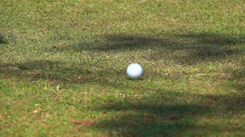 Slow motion golfer hitting golf ball on tee in golf course, tee off action shot 库存影片 120585835