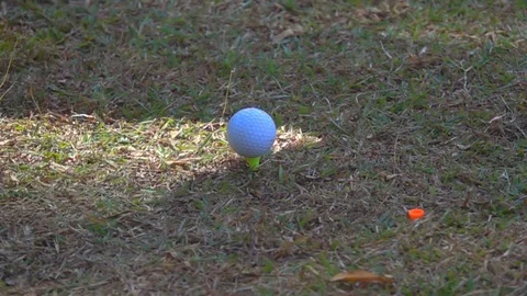 Slow motion golfer hitting golf ball on tee in golf course, tee off action shot Vidéo 120585893