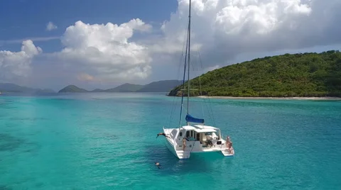 Slow motion group of people jumping off a catamaran 库存影片 67571260