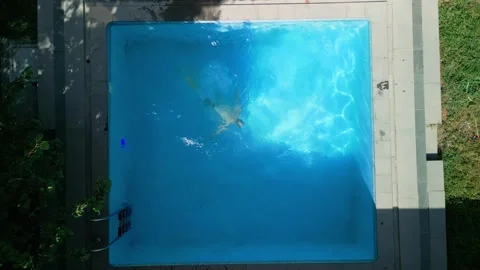 Slow motion, guy in the pool Video stock 251235218