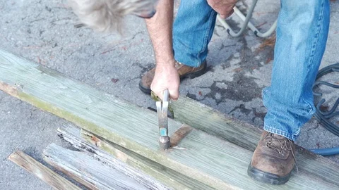 Slow motion hammering nails 2 Vídeos de archivo 124982434