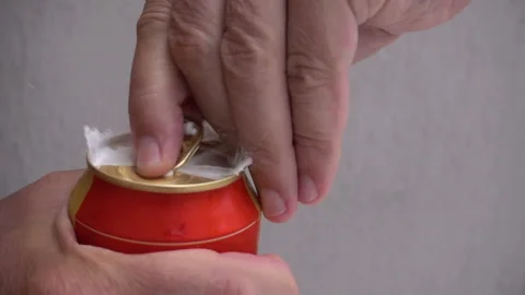 Slow motion hand opens a beer can. Stock Footage 112992543