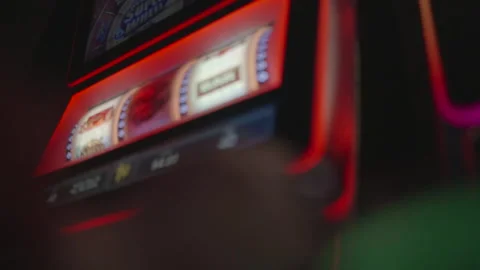 Slow motion hand pulling slot machine lever Видео 334047326